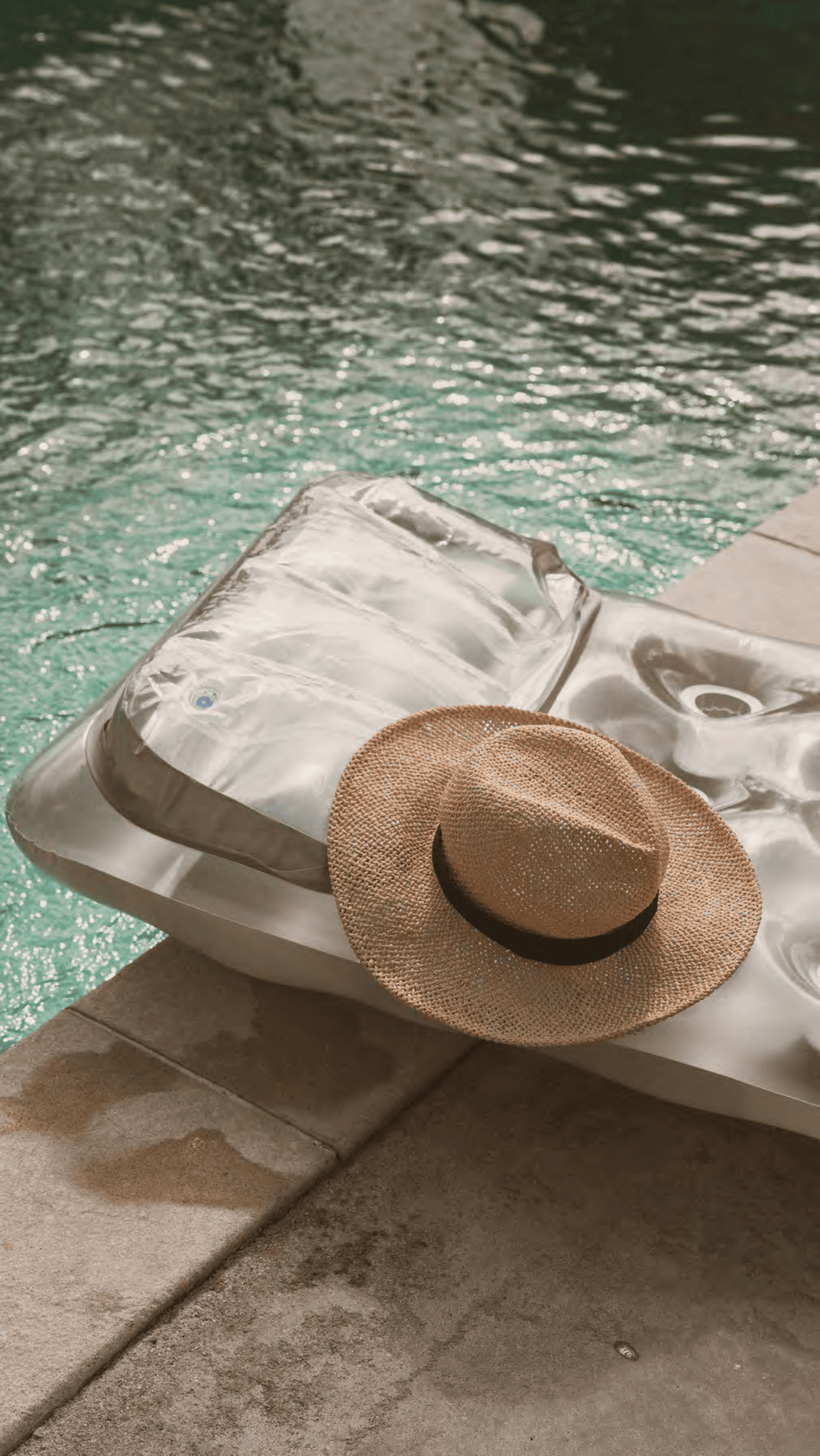Resort-style pool at Azura Holmdel